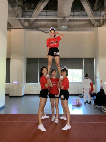 王韻淳 - 學校啦啦隊的校隊(左下角為我)