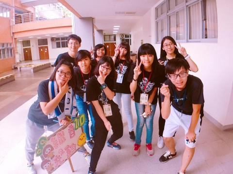 王韻淳 - 高中時參加的大學運籌營營隊(前面鞋子粉色鞋帶為我)