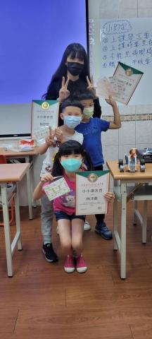 王韻淳 - 大學時在橘蘋公司自己帶三個國小小孩四天營隊(寫程式)