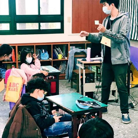 鄭宇程 - 2021年12月，在嘉義縣中林國小進行英語教學。