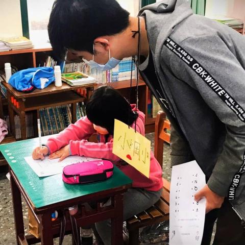 鄭宇程 - 2021年12月，在中林國小進行英語教學，這是帶活動時拍的照片，小朋友也很認真。