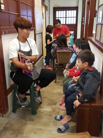 蕭合亭 - 打工時每週的說故事時間