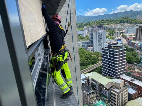 淏瑋工程 - 23樓外牆高空作業/防護工程✅ 淏瑋工程 - 23樓外牆高空作業/防護工程✅