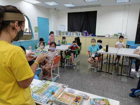 Tr.Julia｜兒童美語｜課後輔導｜伴讀｜ - 可掌控上課節奏，管理班上秩序。