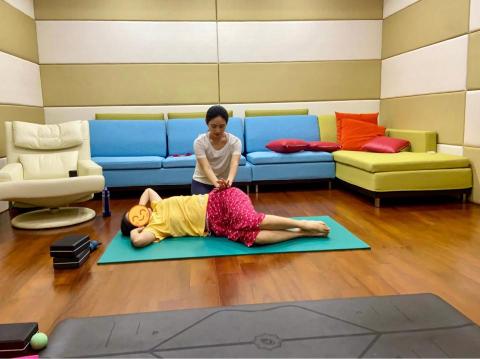 MindfulFlow Space 息之間 - 私人客製一對一 （肌筋膜放鬆修復+瑜伽提斯）

1. 身心減壓：以神經系統與筋膜系統為基底，透過動態伸展、呼吸、身心動作與正念練習 調節自律神經系統 & 呼吸效能。

2. 身體功能訓練：以運動科學與筋膜系統為基底，透過 皮拉提斯、流動瑜伽、徒手訓練，提升身體感知力、肌耐力、活動度與穩定度。