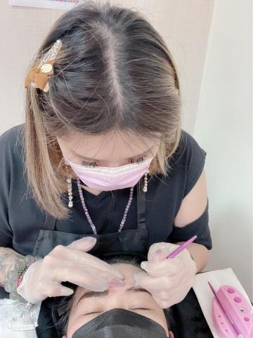 美妍甜心玩美女人 - 美妍甜心玩美女人-妍蓁老師霧眉實作中