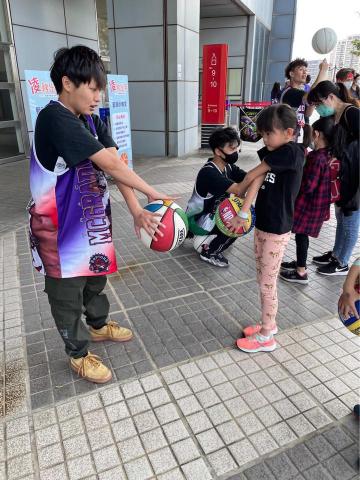 吳珮玲 - 花式籃球教學