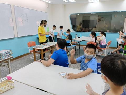 Tr.Julia｜兒童美語｜課後輔導｜伴讀｜ - 有耐心