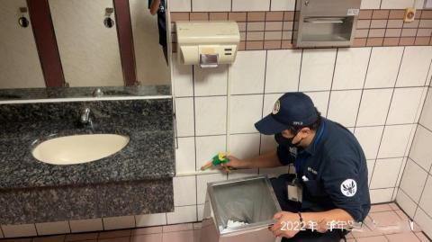 康佐環衛有限公司 - 廁所角落邊角蟑螂防治-針管點藥(劑)