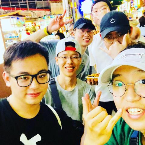 施百虔 - 與留美台灣盆友攜手韓國友人進行美食台灣之旅，過程中以全英文溝通交流，相見歡。