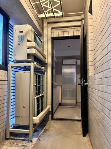 恆奕空調工程行(阿言) - 室內陽台的冷氣室外機安裝 恆奕空調工程行(阿言) - 室內陽台的冷氣室外機安裝