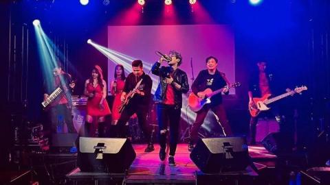 追音樂工作室 - 【雙兒樂團】  
女主唱: 娃娃
男主唱: 王山而Ray
          一個能靜能動的樂團,輕鬆、抒情歌曲的雙人合唱,但以樂團呈現的搖滾、流行、經典、英文更是他們 追音樂工作室 - 【雙兒樂團】  
女主唱: 娃娃
男主唱: 王山而Ray
          一個能靜能動的樂團,輕鬆、抒情歌曲的雙人合唱,但以樂團呈現的搖滾、流行、經典、英文更是他們