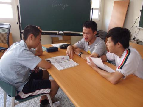 鄭翔祐 - 與同學共同輔導學弟高中生物