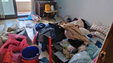 家是明亮 asik工作室 - 汰舊衣服整理打包 地板久未整理 家是明亮 asik工作室 - 汰舊衣服整理打包 地板久未整理