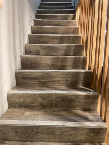 緯祥裝潢行(曾昭進) - 還正在施作的塑膠地磚鋪設樓梯 緯祥裝潢行(曾昭進) - 還正在施作的塑膠地磚鋪設樓梯