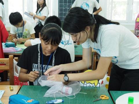 王芝沂 - 協助國小生製作課程道具。