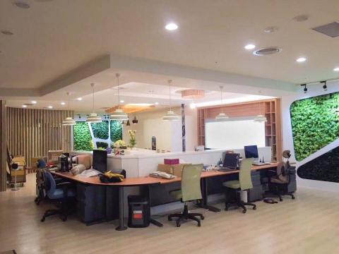 普拉斯空間整合 - 「商業空間設計」:
植栽牆設計,除了帶來充滿生機的活力,並創造明亮舒適的視覺體驗。
原木色木格柵設計,呈現虛無而溫暖的視覺,有種沈穩秩序的安心感,具有放鬆安定的療癒效果,為專業嚴謹的辦公空間,帶來溫柔的人性味。
 普拉斯空間整合 - 「商業空間設計」:
植栽牆設計,除了帶來充滿生機的活力,並創造明亮舒適的視覺體驗。
原木色木格柵設計,呈現虛無而溫暖的視覺,有種沈穩秩序的安心感,具有放鬆安定的療癒效果,為專業嚴謹的辦公空間,帶來溫柔的人性味。