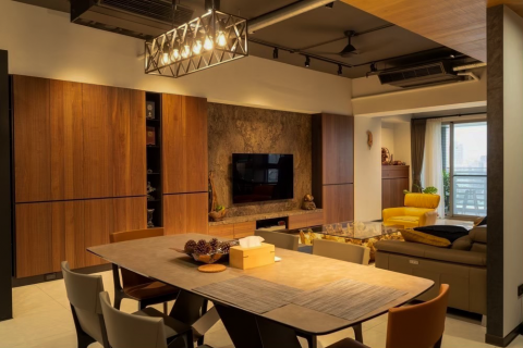 普拉斯空間整合 - 大量的木質元素,並於電視牆鋪設粗獷的石材,搭配燈光照射與收納櫃的黑色系設計,讓整個公領域展現沈著、穩重的韻味。 普拉斯空間整合 - 大量的木質元素,並於電視牆鋪設粗獷的石材,搭配燈光照射與收納櫃的黑色系設計,讓整個公領域展現沈著、穩重的韻味。