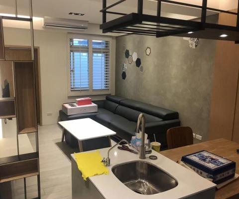 普拉斯空間整合 - 「小宅設計」:
灰階塗料是工業風不可或缺的元素,牆面的粗糙感,讓整個空間呈現一種未經修飾的態度,佐上些許幾何圖形裝飾,充分展現單身貴族的生活態度。 普拉斯空間整合 - 「小宅設計」:
灰階塗料是工業風不可或缺的元素,牆面的粗糙感,讓整個空間呈現一種未經修飾的態度,佐上些許幾何圖形裝飾,充分展現單身貴族的生活態度。