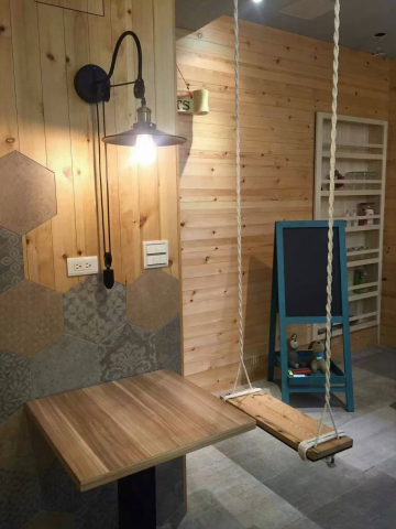 普拉斯空間整合 - 「咖啡廳室內設計」
以自然原木色作為基底,搭配幾何圖形的牆面設計,結合孩子們熱愛的盪鞦韆,去呼應「童趣」,傳遞自然美好的溫馨感。 普拉斯空間整合 - 「咖啡廳室內設計」
以自然原木色作為基底,搭配幾何圖形的牆面設計,結合孩子們熱愛的盪鞦韆,去呼應「童趣」,傳遞自然美好的溫馨感。