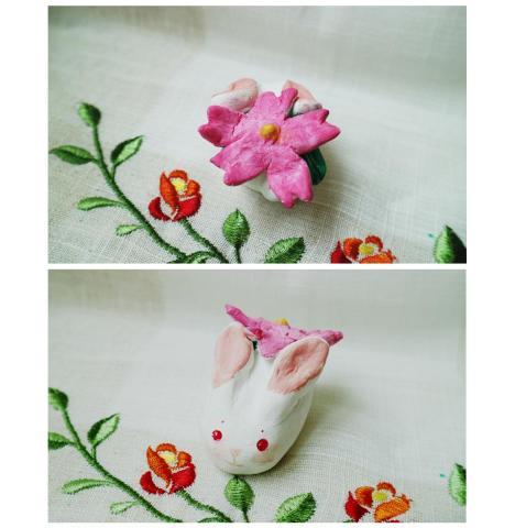 芸森老師 - 《春日裡的小兔和果子》

這堂課使用紙粘土與壓克力的媒材，讓孩子們製作春日裡的小兔和果子，教受他們捏塑與上色的技巧，上圖為6歲孩子的作品。