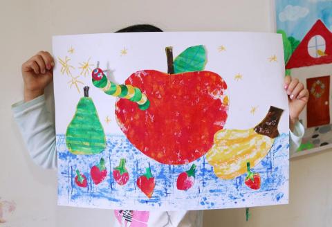 芸森老師 - 《好餓的毛毛蟲！》

這堂課上課之前，帶孩子們看艾瑞‧卡爾的繪本─《好餓的毛毛蟲》，讓孩子們進入情盡後，帶領孩子們使用我製作的"小工具們"，一起玩不同的水彩質感，做出一幅毛毛蟲與水果們的拼貼畫。
(上圖為3歲孩子的作品)