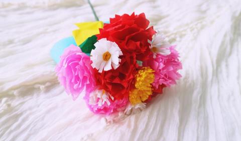 芸森老師 - 《母親節花束》---利用皺紋紙讓孩子們做出花束送給辛苦照顧自己的家人。