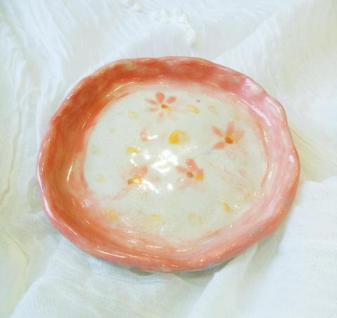 芸森老師 - 《手捏花花小碟》

這是一堂訓練孩子們手感與練習手部肌肉的陶藝課，教孩子們使用陶土，用雙手捏出一個小碟，並且使用老師條配好的化妝土上色，之後老師會帶到陶藝教室上透明釉與進行1280度的高溫窯燒，將作品完成。
(以上為3歲孩子的作品)