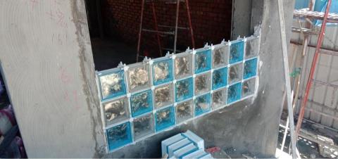 白星昭 - 貼玻璃磚