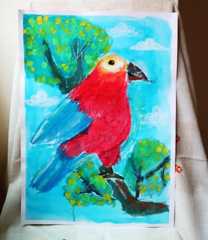 芸森老師 - 《樹上的鸚鵡》

這堂課，教孩子們學習如何畫出鳥的側面以及用畫筆或手指沾取顏料點樹葉的技法，以及如何使用蠟筆畫出鳥的細節，比如：羽毛與眼睛。
(上圖為6歲孩子的作品)