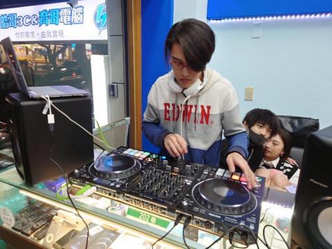 DJ Gin 阿銀 - 