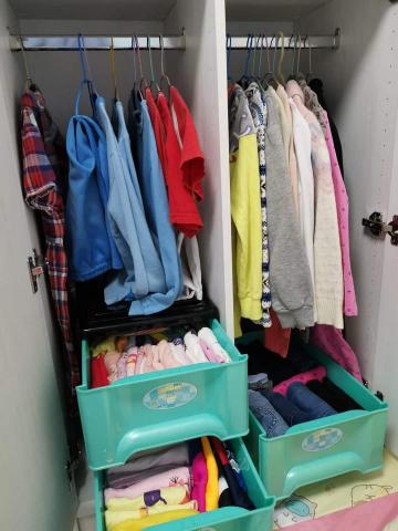9959958來我家收納 - 依季節、款式及使用頻率來分類衣物
並請小孩協助摺疊衣物，讓她學習如何收納！