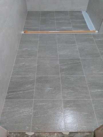 雲開工程行 - 浴室地磚。