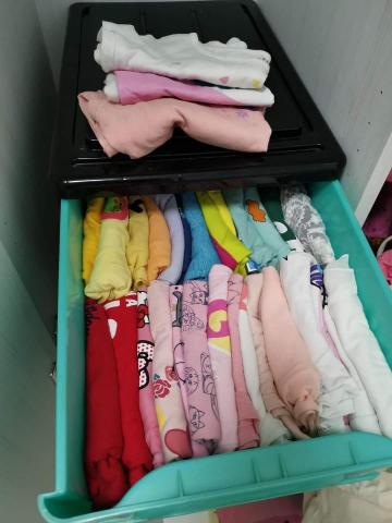 9959958來我家收納 - 利用塑膠抽屜盒讓衣櫃空間更有效利用，T恤扁平式摺疊擺放，可讓衣物一目了然好拿取。
衣服太多，請小孩自己選擇同色可以淘汰的衣物！