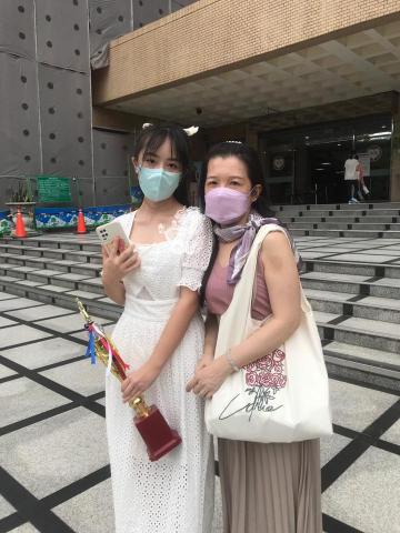 水晶 - 鋼琴大賽後與學生合照 水晶 - 鋼琴大賽後與學生合照