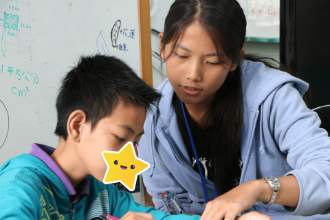 ～ 雲停駐哪兒 ～ 雲停老師 - 實習教師教學演示過程，耐心與孩子重複說明題目內容並引導閱讀解題重點。