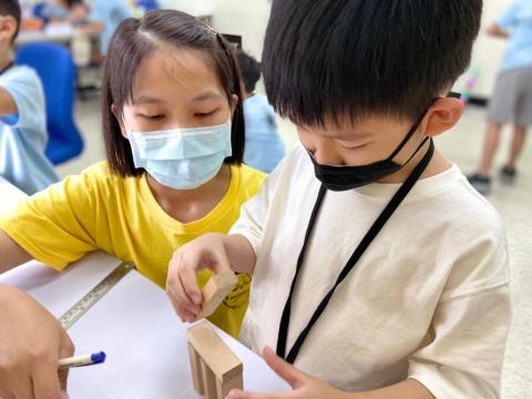 ～ 雲停駐哪兒 ～ 雲停老師 - 與孩子一同討論積木如何疊得又高又穩，過程中給予鼓勵並放手讓孩子嘗試。