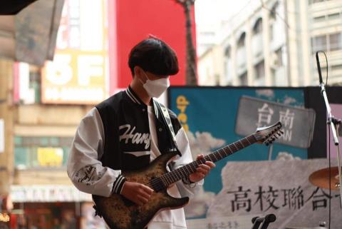 黃信凱 - 幫助台南一所高校樂團完成演出