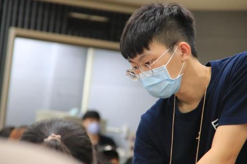 林子傑 - 這是大一升大二的暑假帶著高一高二的學生參加我們清大的工科系營隊，教他們電路等等