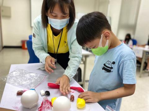 ～ 雲停駐哪兒 ～ 雲停老師 - 運用輕黏土製作存錢筒、各式桌遊角色，向孩子示範如何將黏土塑型。