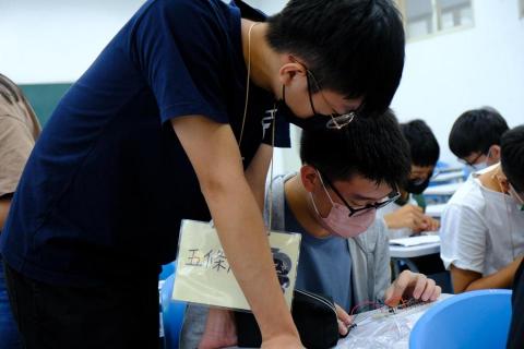 林子傑 - 這張照片是教他們怎麼用麵包板DIY電子琴。