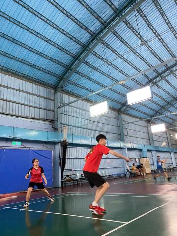 彭麒元 - 教練陪一位學生實戰教學跑位、球路、動作