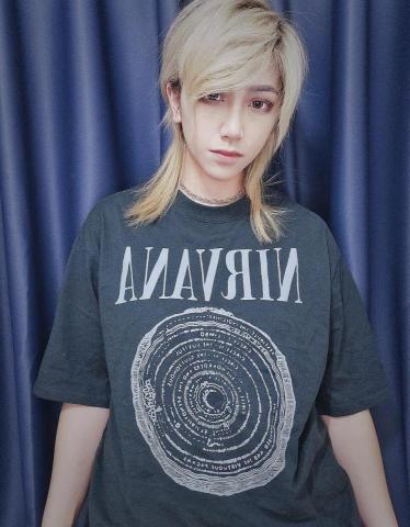 嵐嵐個人工作 - 服飾代言-NIRVANA 年輪T恤 黑 嵐嵐個人工作 - 服飾代言-NIRVANA 年輪T恤 黑