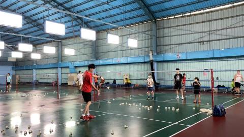 彭麒元 - 教練餵球給小朋友練習