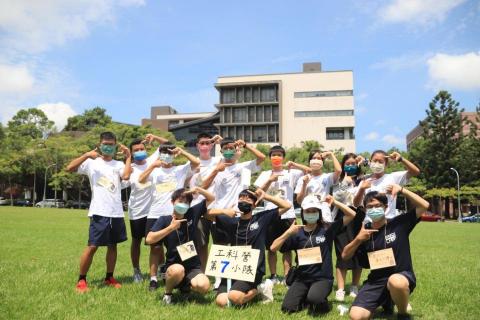 林子傑 - 我是夾著小隊牌的那位。本人滿喜歡和高中和國中生相處的，所以營隊期間帶著這些高中生也很順利，相處非常融洽。