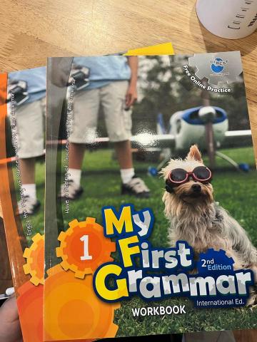 潘靜怡 - 以英文自選教材，協助程度較佳之低中年級學生。同時也可作為高年級英文學習輔助教材