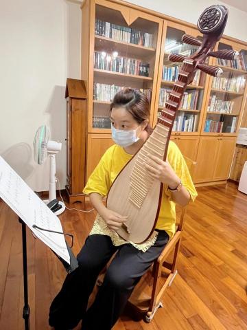 劉昀臻琵琶老師 - 捕獲認真彈琵琶的樣子 ～美美的好有氣質❤️
