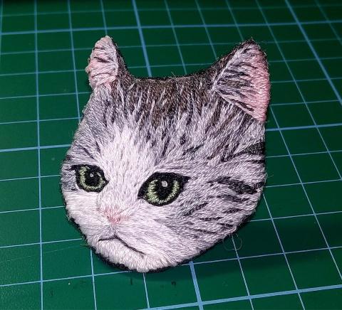 張毓庭 - 刺繡別針