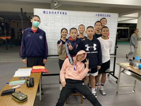 洪敬慧 - 這是我在國中體育班上補救教學的籃球隊學生，他們雖然在課業上表現不好、學習動機低落，但在我的課堂上，卻是愈來愈喜歡英文，也願意用簡單的英文回答問題