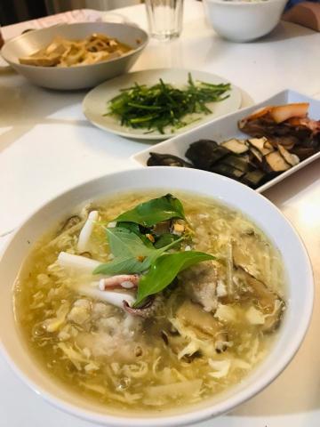 Jade’s kicthen（潔德作菜） - 花枝肉羹麵、滷味（豆乾海帶）、炒時蔬